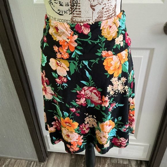 Louie Lucie Floral Black Skirt Size Small - Picture 3 of 6